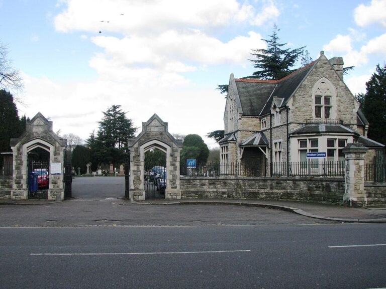1024px-Streatham_Cemetery_Entrance