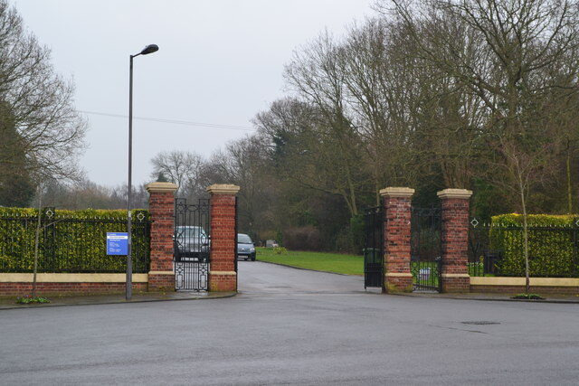 Entrance_to_Grove_Park_Cemetery_-_geograph.org