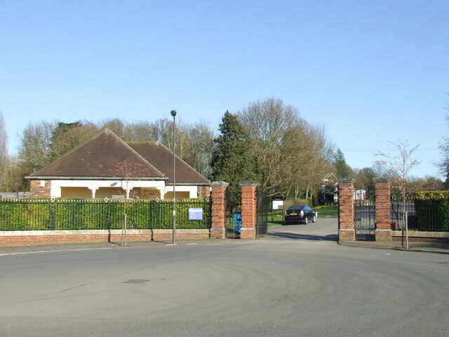 Grove_Park_Cemetery_-_geograph.org